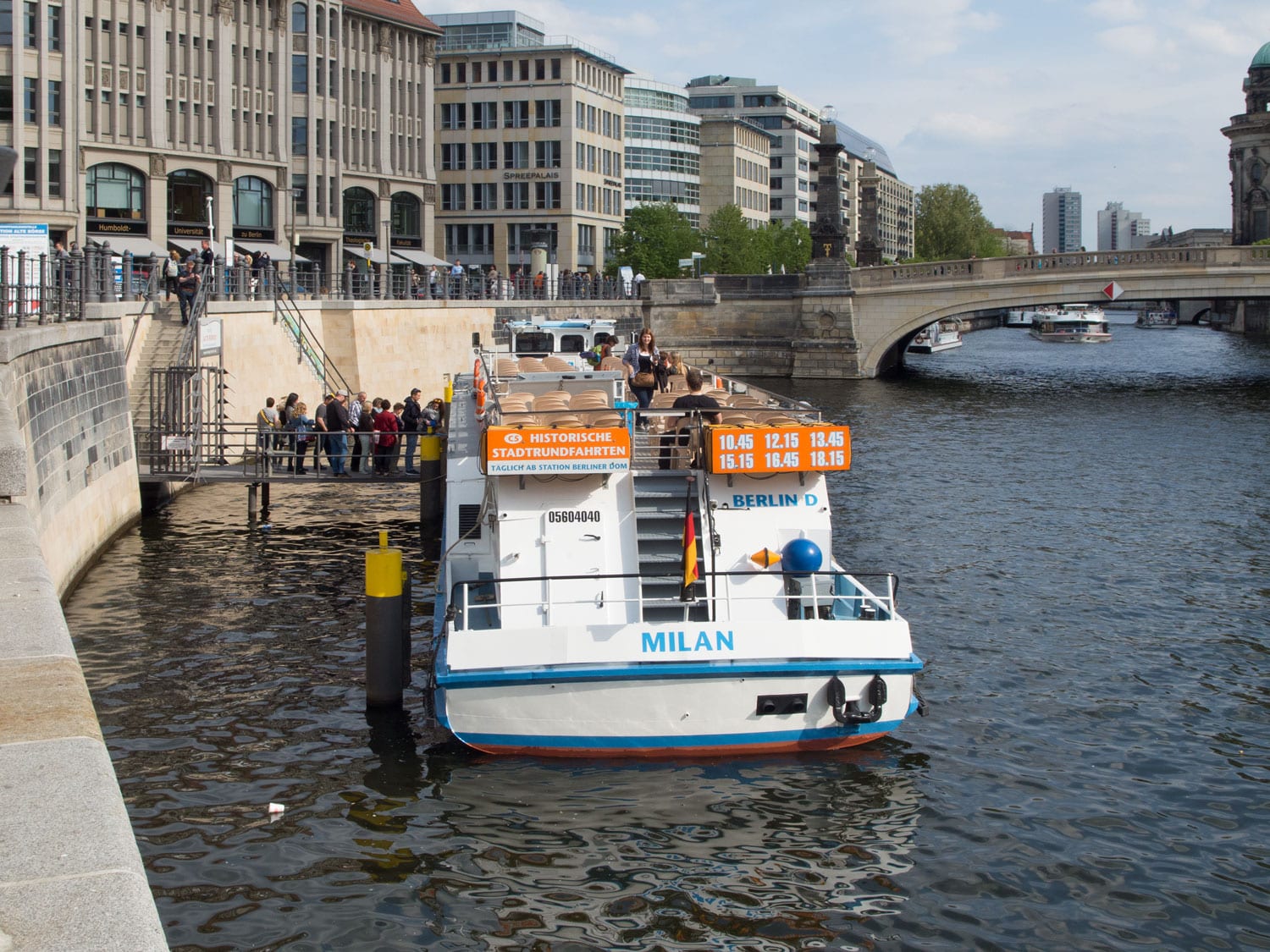 Anlegestelle Alte Börse mit Schiff