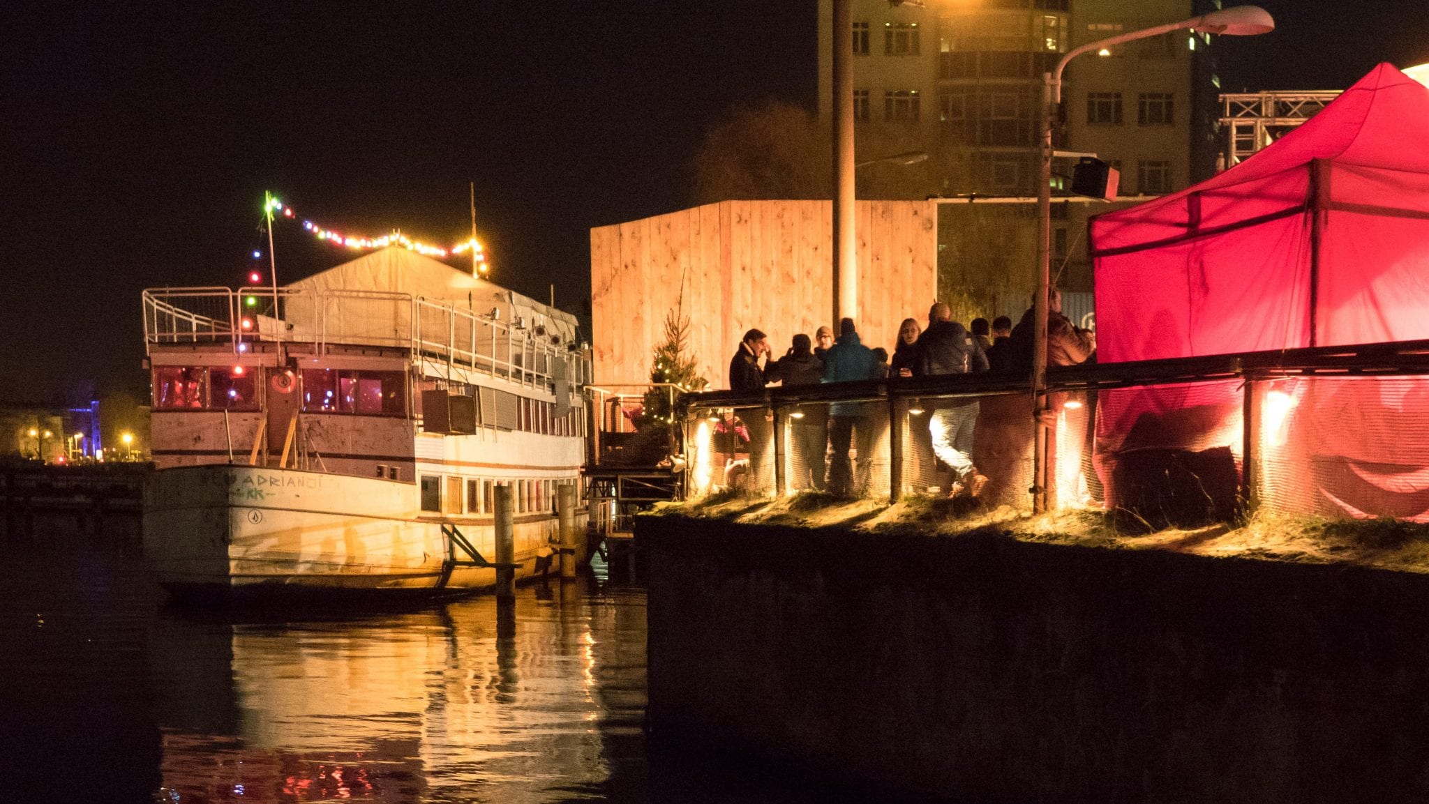 Schönster Weihnachtsmarkt Berlin - Blick von der Spree auf das Winterdorf