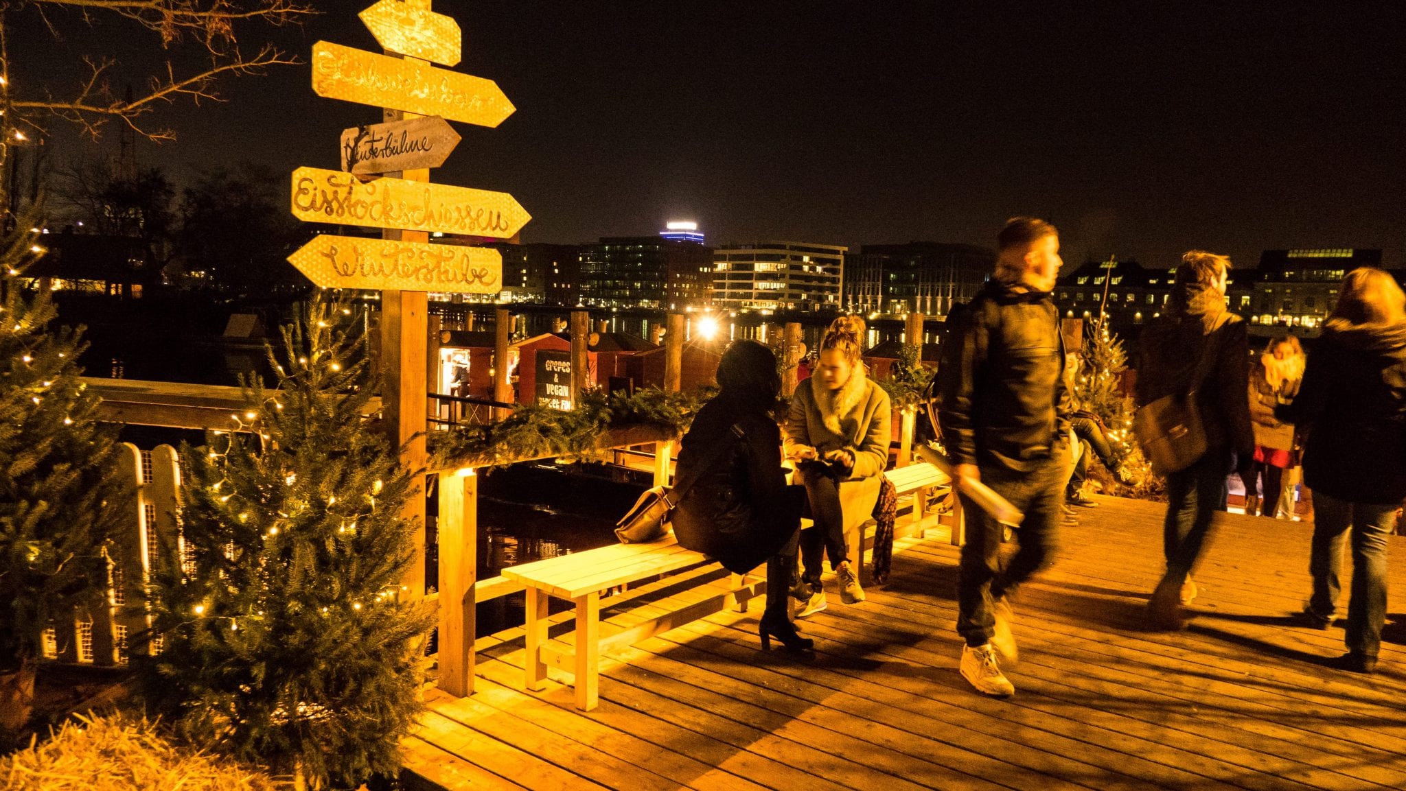Schönster Weihnachtsmarkt Berlin - Blick Richtung Spree 2
