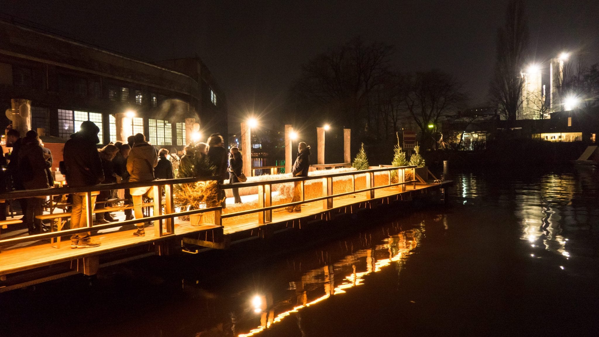 Schönster Weihnachtsmarkt Berlin - Blick Richtung Eisstockbahn