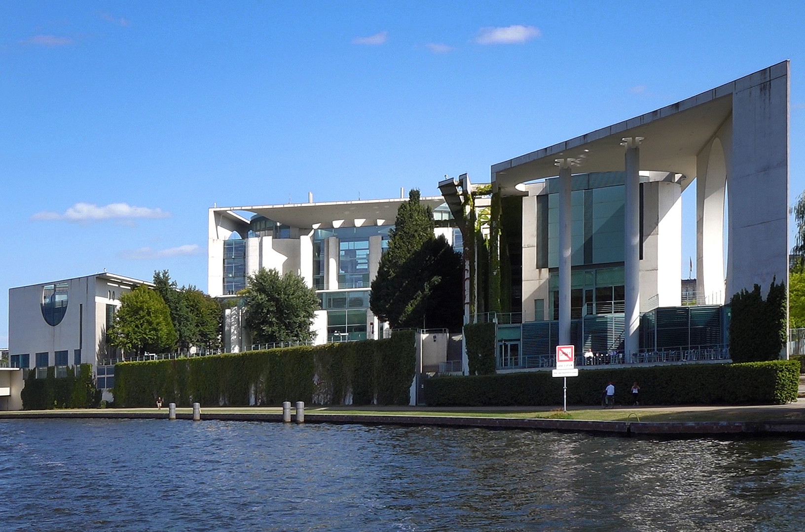 Bundeskanzleramt von der Spree aus gesehen – Spreefahrt ab Anlegestelle Holsteiner Ufer