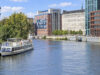 Anlegestelle Holsteiner Ufer Berlin: Fahrgastschiff Bon Ami am Anleger, gegenüber das Hotel Abion