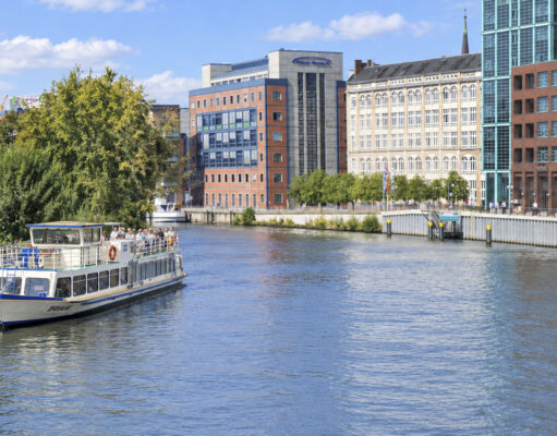 Anlegestelle Holsteiner Ufer Berlin: Fahrgastschiff Bon Ami am Anleger, gegenüber das Hotel Abion
