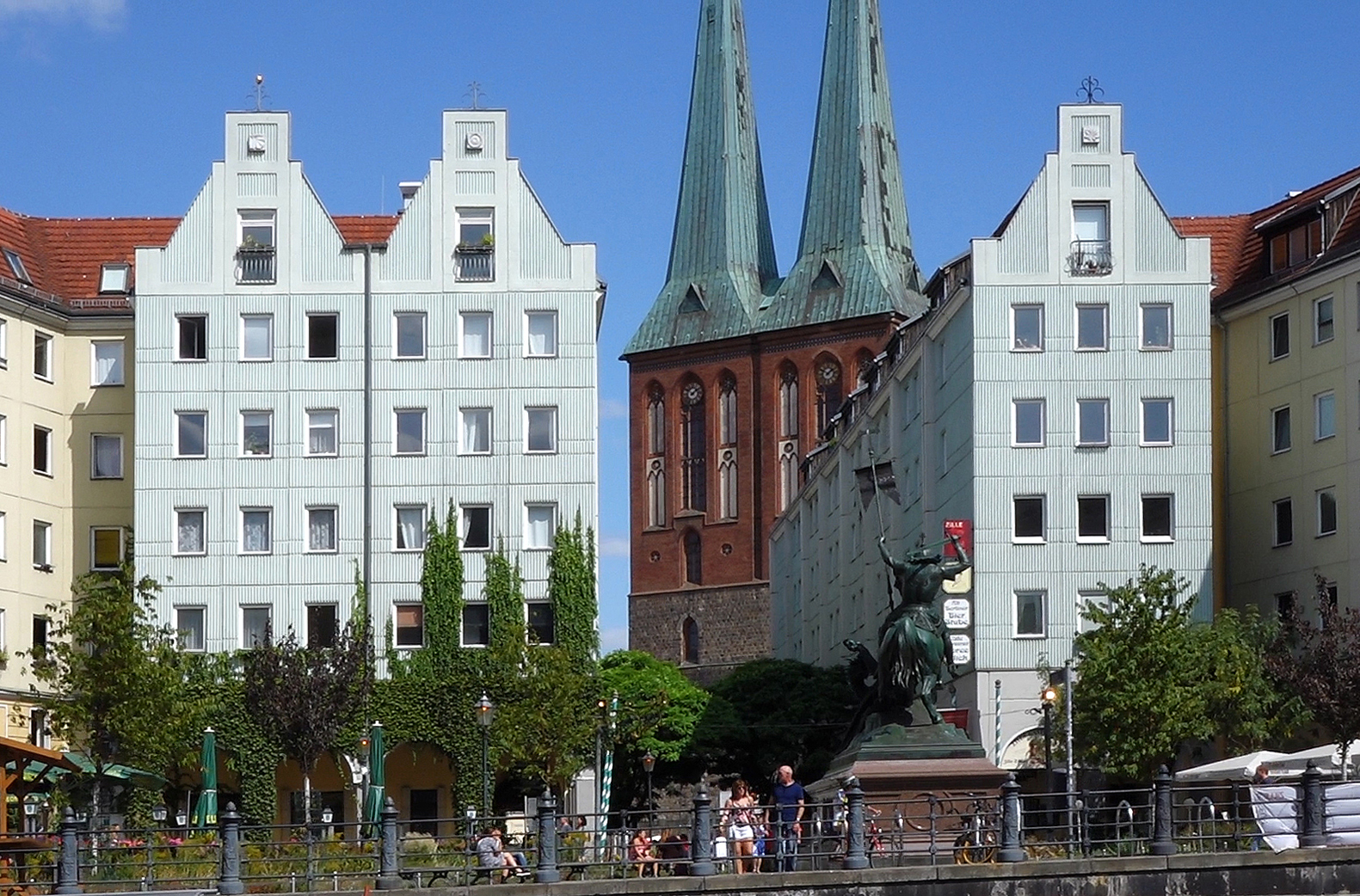 Nikolaiviertel vom Wasser aus – Spreefahrt ab Anlegestelle Holsteiner Ufer