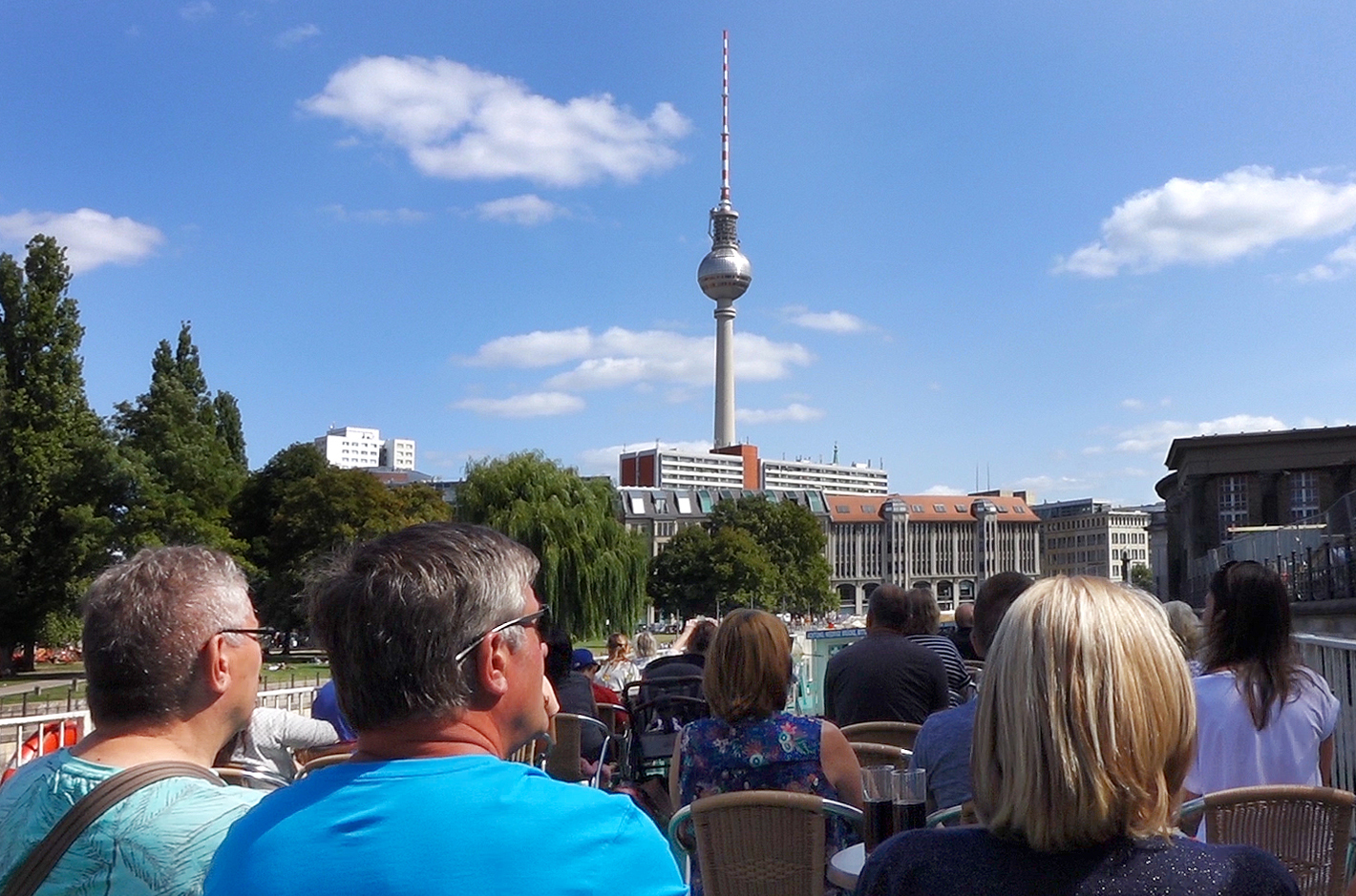 Blick auf den Berliner Fernsehturm – Spreefahrt ab Anlegestelle Holsteiner Ufer