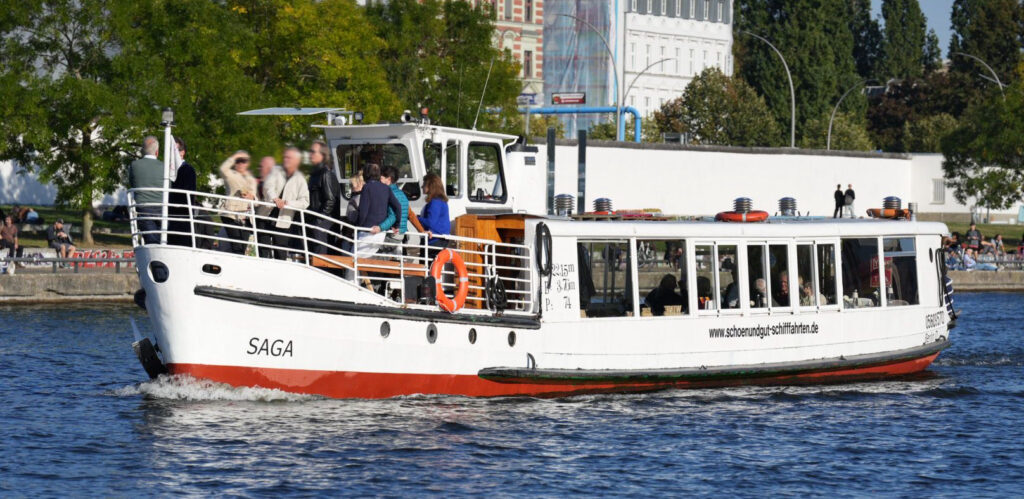 MS Saga – Charterschiff in Berlin auf der Spree an der East Side Gallery (bis 50 Personen)