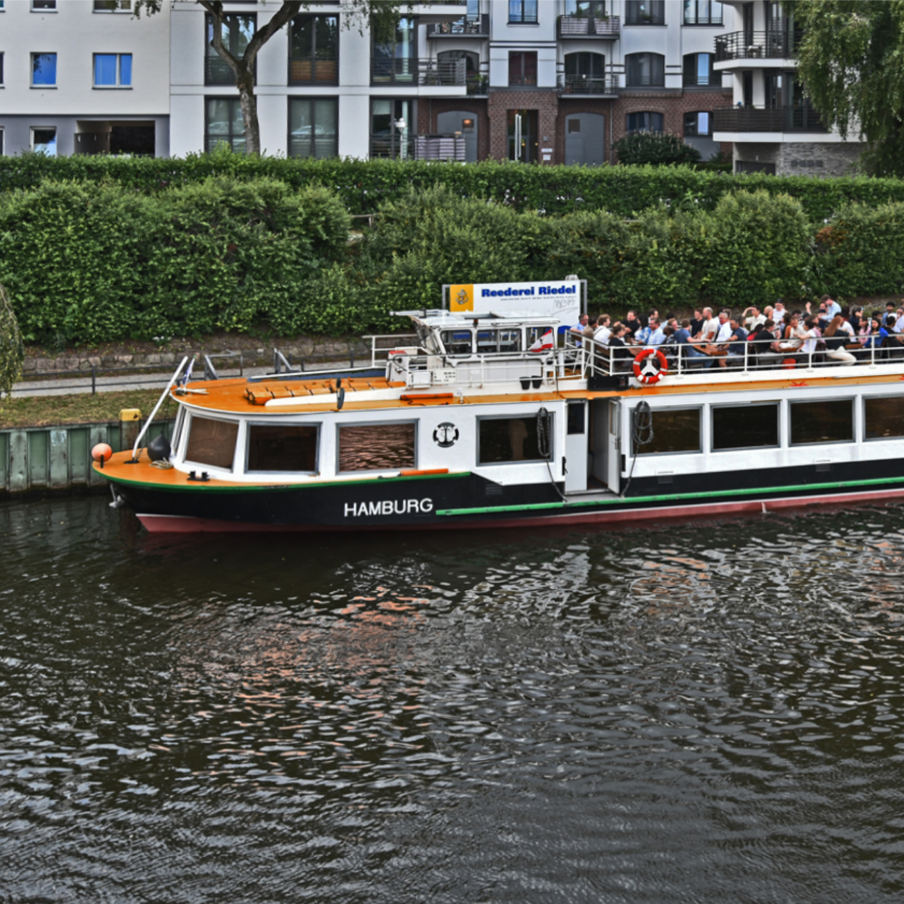 MS Hamburg an der Anlegestelle in Berlin