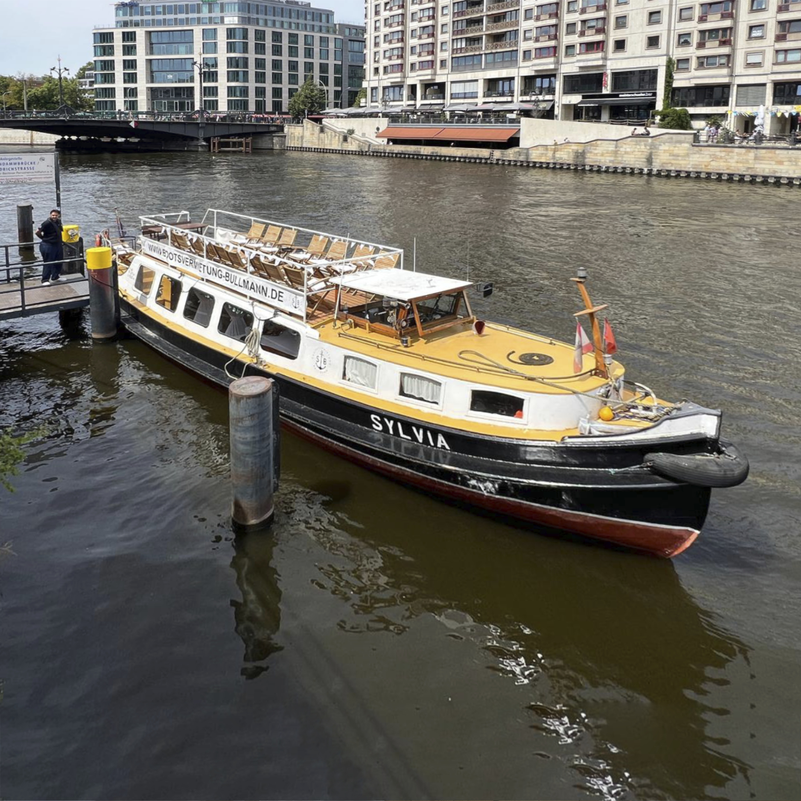 MS Sylvia an der Anlegestelle Weidendammer Brücke (Friedrichstraße)