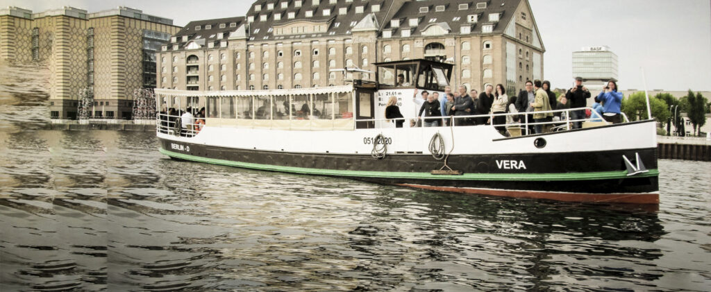 MS Vera – Charterschiff in Berlin an der Oberbaumbrücke (bis 60 Personen)