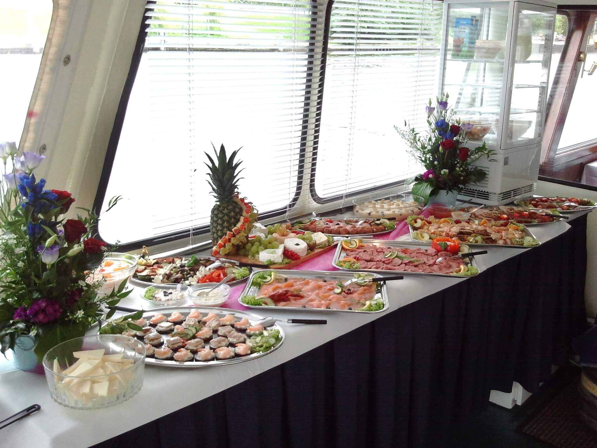 Buffet und Bar an Bord der MS Bon Ami