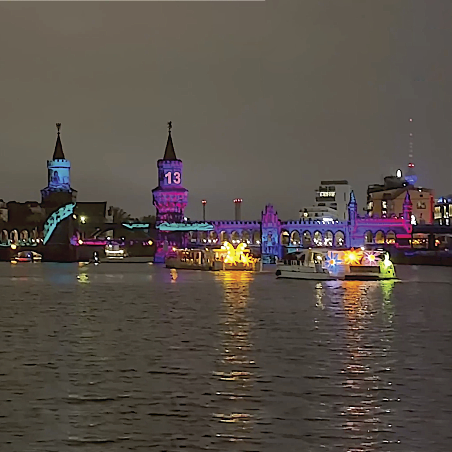 Berlin leuchtet Schifffahrt – Oberbaumbrücke beim Festival of Lights mit Schiffskonvoi