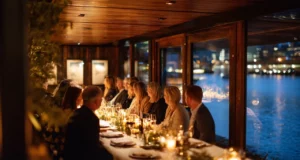 Weihnachtsfeier Ideen Berlin: 20 Vorschläge mit Preis und Gruppengröße Festlich gedeckte Tafel bei einer Firmen-Weihnachtsfeier in Berlin mit Blick aufs Wasser