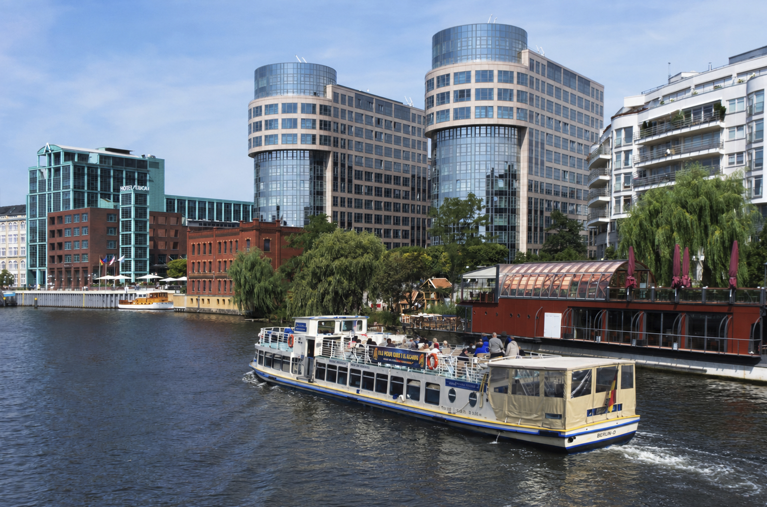 Anlegestelle Holsteiner Ufer in Berlin-Moabit: Schiff Bon Ami auf der Spree vor dem Hotel Abion
