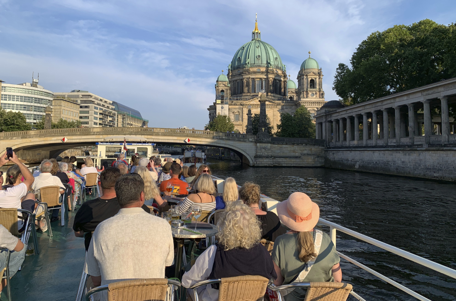 City-Mauer-Spreefahrt ab Anlegestelle Holsteiner Ufer: Gäste an Bord der Bon Ami auf Höhe des Berliner Doms