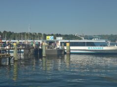 Schifffahrt Wannsee: BVG-Fähre F10 am Anleger am Großen Wannsee