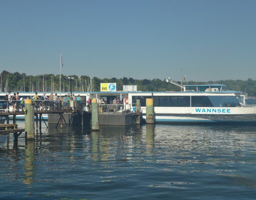 Schifffahrt Wannsee: BVG-Fähre F10 am Anleger am Großen Wannsee