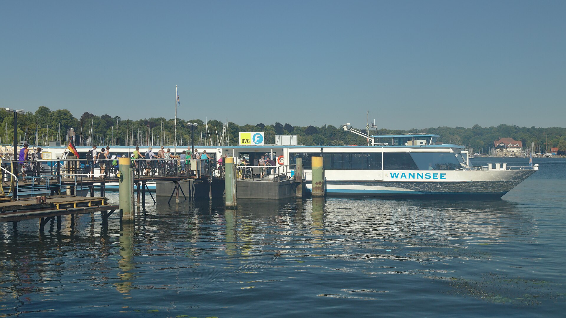 BVG-Fähre am Anleger am Großen Wannsee