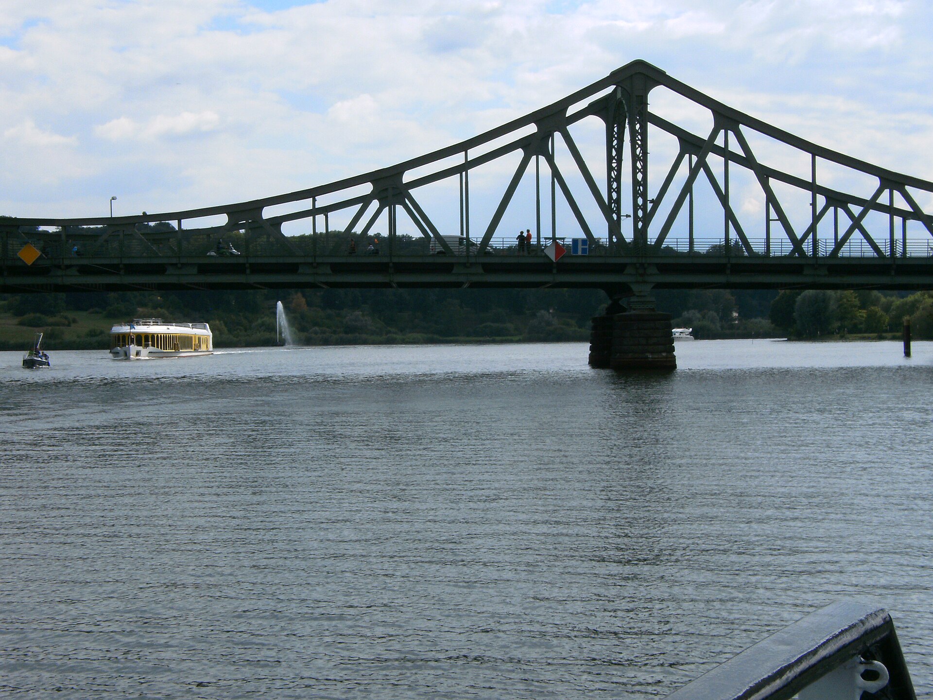 Ausflugsschiff an der Glienicker Brücke auf der Havel