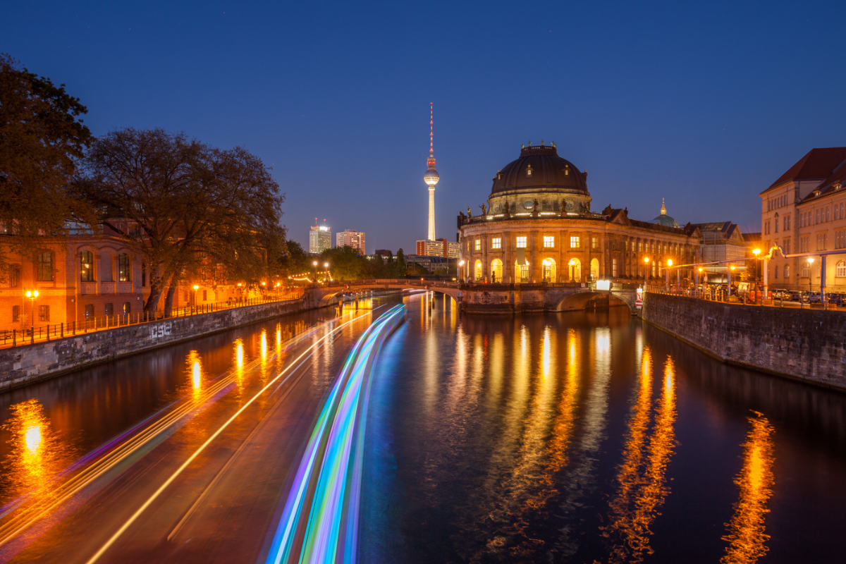 Lichterfahrt Berlin – das beleuchtete Bode-Museum am Abend von der Spree aus